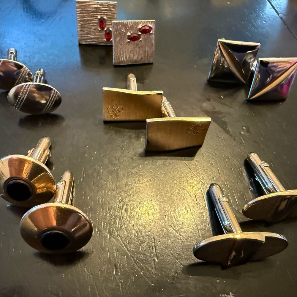Assorted Vintage Cufflinks in Gold and Silver tones. 6 pairs.